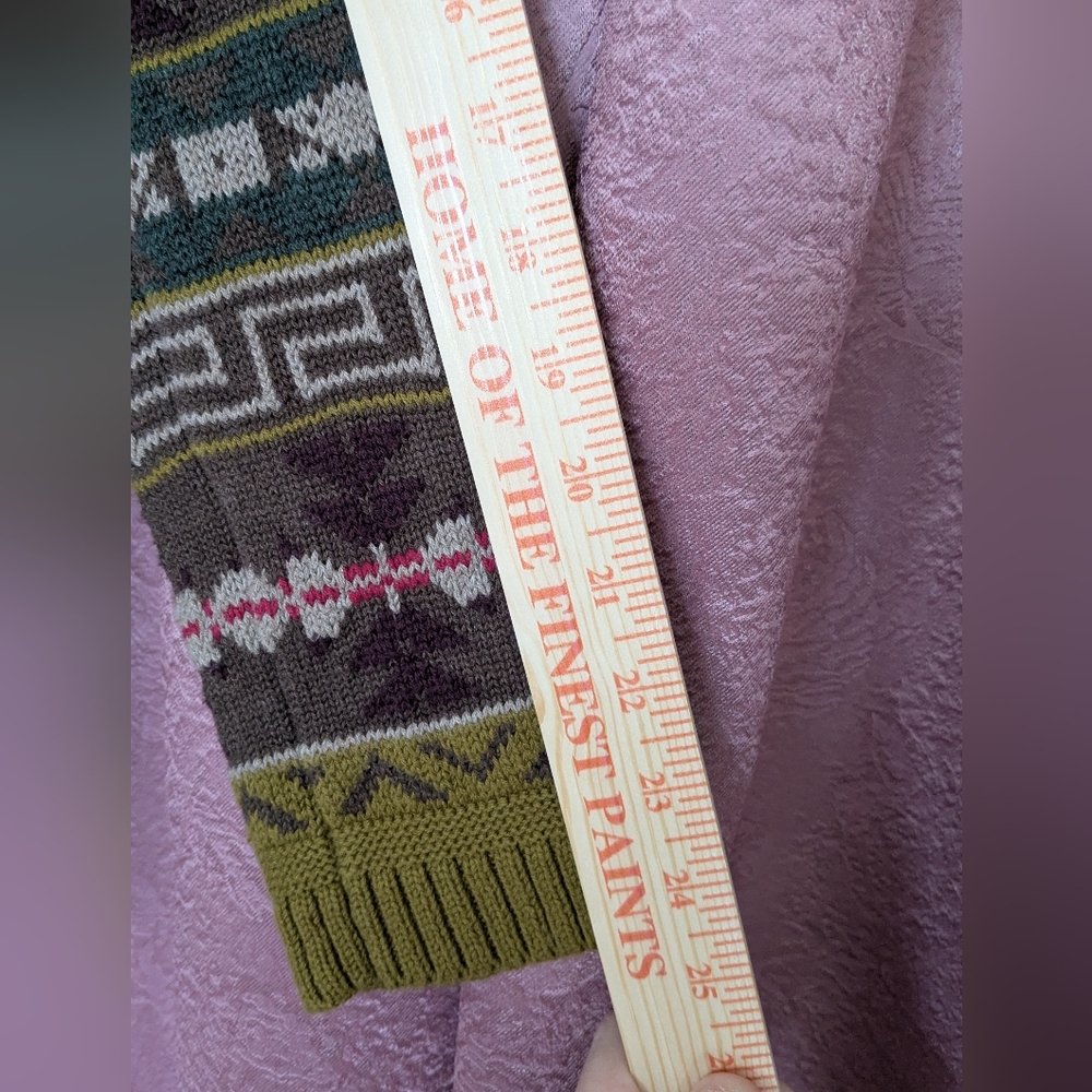 Patterned Women's Sweater with Button Closure - image 9